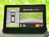 車両周囲の映像やガイド表示を画面上で確認でき、駐車時の安全確認をサポートします。俯瞰表示と後方の映像を見比べられるため、周囲の状況を把握したい場面で役立つ装備です。