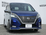 アダプティブLEDヘッドライト。フロントカメラで前方の状況を検知し対向車や先行車に眩しい思いをさせることなく必要なところだけを遠くまで照射します。