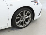 装着タイヤサイズは、235/40R19です。純正アルミホイールを装着しております。