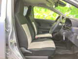 明るい色を組み合わせたシートが、運転席まわりをすっきりとした印象にまとめています。前方を見渡しやすい着座位置で、乗り降りのしやすさも日常使いにうれしいポイントです。