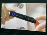 停車中にテレビ番組を視聴でき、待ち時間などを過ごす際に便利です。画面には字幕も表示されており、音声を控えたい場面でも内容を確認しながらお楽しみいただけます。
