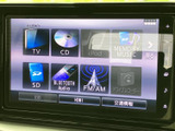 テレビやCD、ラジオなど、複数のメニューが並び、使いたい項目を画面から選びやすい構成です。音楽や交通情報など、日々の移動に合わせて活用いただけます。