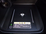 ワイヤレス充電器付きです。