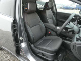 高級感のある上質なシートです。前席にはシートヒーターが付いています。また運転席はパワーシートになります。