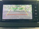 後方の映像にガイド線が表示され、駐車時の車両位置や周囲との距離を確認する目安になります。目視での確認とあわせて使える、日常の駐車を支える装備です。