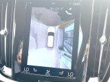 【360&deg;ビューカメラ】4台の高解像度カメラで360度の鳥瞰図を表示。隣の車や壁、死角にある障害物などを画面で確認できるため、狭いスペースでの駐車・出入りも安心です。