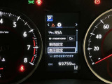 【RSA】前方カメラまたはナビゲーションシステム (情報を取得した場合)を使って特定の道路標識や信号などを認識し、ディスプレイ表示やブザーで運転者にお知らせ。