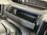 【インパネアッパーボックス】サッと取り出せてサッとしまえる、運転席の目の前にはボックスが装備されております!薄型のボックスティッシュなど収納可能☆