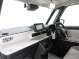 ダイハツのお店では、ダイハツ車を知り尽くしたプロフェッショナルが、専用の診断機器を使って各システムを点検しております。