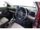 【運転席&助手席】落ち着いた色合いのシート色です。パワーシートで微小な位置調整も可能です。パワーシート可動時の静かなでスマートな音は上質さと高級感を感じさせてくれます。