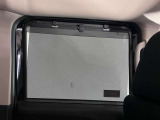 【後席ロールサンシェード】日差し対策だけでなく、夏場は車内の温度上昇もできるだけ防ぎ、エコ走行につながります。