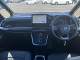 運転席まわりは前方の視界が広く、メーターや画面も視線を移しやすい配置です。ゆとりあるシートで、乗り降りから着座まで落ち着いて過ごせます。