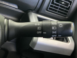 レバーには各種表示がまとめられ、運転席から確認しやすい配置です。表示を見ながら必要な設定を選べるため、日常の運転時にも迷いにくく、周囲の状況確認に集中しやすくなります。