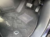 運転席フロアマットは使用感はありますが、破れやほつれは見当たりません。