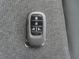 【スマートキー装備】キーを携帯していれば、前席のドアハンドルを握るだけでドアが解錠します。