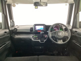 【前方視界】開放的な前方視界!運転がしやすく疲れにくいです♪窓が大きく、見通しがとっても良いおクルマですよ♪