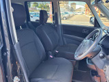 毎日過ごす運転席は要チェック。シートのへたり・擦れ、視界のイメージまで伝わる重要ポイント。