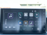 音楽やラジオ、電話などのメニューが画面に並び、使いたい機能を見つけやすい表示です。設定項目もまとまり、日々の移動に合わせて便利に活用いただけます。