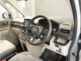 ◆視界広々で非常に運転しやすくロングドライブでも疲れを感じさせないすっきりとまとまったインパネ周りです。