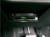 ETC車載器を装備しています。高速道路の料金所もストレスなく通行できます。すっきりとしたビルトインタイプですよ。