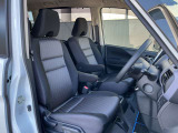 運転席も広々でゆったり気分で運転できます♪シフトノブをダッシュボード側に配置したので運転席から助手席への移動が簡単にできるんです。
