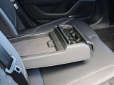 ●後席用のドリンクホルダーとアームレスト。意外と無い車もあります。あるといつまでも乗っていたくなります。長時間ドライブにはさらに役立ちます!
