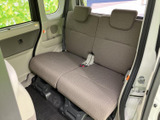 後席は左右の座面が並び、ヘッドレストも備えたつくりです。窓まわりから光が入り、明るさを感じられる室内で、家族や友人との移動にも快適にお使いいただけます。