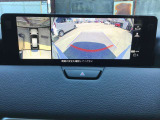 360&deg;ビューモニターでは前後左右4つのカメラ映像をさまざまな走行状況に応じて切り替えてセンターディスプレイに表示することで、駐車時や狭い道でのすれ違い時、見通しの悪い交差点進入時でも安心感を高めます