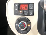 【オートエアコン】一度お好みの温度に設定すれば、車内の温度を検知し風量や温度を自動で調整。暑い&hellip;寒い&hellip;と何度もスイッチ操作をする必要はありません。快適な車内空間には必須の機能ですね♪