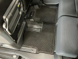 しっかりと汚れ、砂ぼこりを落とし足元まで清潔な車内空間を作り上げております♪