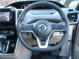 ステアリングハンドルです。オーディオコントロールスイッチが付いて運転中でも手元でオーディオの操作が出来て便利ですよ。