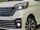 【LEDヘッドライト】悪天候や夜間走行時も良好な視界を確保し安心して運転できる高輝度LEDヘッドライトを装備!点灯速度が早く、消費電力も抑えられています。