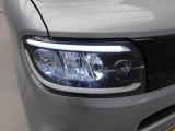 【フルLEDヘッドランプ】 白く明るい光で夜間走行の安心感を高めます。車両姿勢の変化に応じて、照射軸の上下方向が調節できるマニュアルレベリング機能付です。