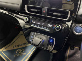 操作しやすいATシフトです♪シフトチェンジを気にしなくていいので運転だけに集中できますね!自然と手に届くところにある、手になじむ形状のシフトノブがいいですね♪
