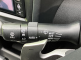 レバーには各操作位置が表示され、運転席から確認しやすい配置です。天候や視界の変化に応じた操作を手元で行いやすく、雨の日の運転を支える装備です。