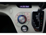 ★エアコンはオートタイプが装着済みです!オートモードにしておけば、車内温度を設定するだけで風の料や吹き出し口の切り替えを機械が行ってくれます!一年中快適な環境を作れますよ♪
