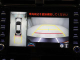 パノラミックビューモニターを装備。駐車場や交差点でクルマを真上から見るように周囲を確認できます。機能の詳細は販売店スタッフまでおたずねください。