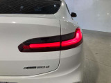 L字型リアコンビランプ:BMWの伝統的なデザインのひとつです。夜間でも誰が見てもBMWとわかる印象的なデザイン。