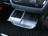 運転席と助手席の間にはドリンクホルダーも装備してます★