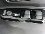 運転席のパワーウインドスイッチで全席窓の開閉・ロック操作ができます。