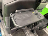 飲み物や食べ物を気軽に置ける格納式シートバックテーブルが、運転席と助手席の背もたれに付いてます。車内の休憩も快適です!
