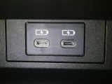 【充電用USB端子】デバイスの充電に便利です。※実際の接続端子は写真で確認or店舗までご気軽にお問合せください♪