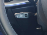 ★アダプティブ クルーズコントロール★設定速度や先行車との車間距離を維持し、流れに合わせて速度の上げ下げを自動調整します。障害物を検知すると、警告音やDISのディスプレイで警告が促されます。