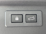 【パワーバックドア】スマートキーや運転席のボタンを押すだけでリアゲートが自動で開閉します!荷物を持っている時や、高い位置にあるバックドアを閉める際に便利な機能です♪