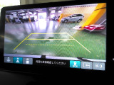 バックカメラの画像です。ガイドラインがスムースな車庫入れをサポートいたします。車庫入れの安心感がアップしますね。