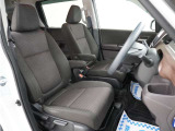 運転席のスペースはゆったりしていて、視界も広く確保されているので普段の運転からロングドライブまで快適です。