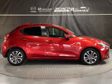 サイドのキャラクターラインも抑揚のある複雑な「面構成」で仕立てられており、光が当たった時にボディサイドに美しい陰影が生まれ、これにより止まっていても今にも走り出しそうな生命感を表現!