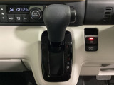 CVT車のセレクトレバーです。低速から高速まで、変速ショックのないスムーズな走りと、エンジン効率のよい領域を維持して燃費にも貢献します。サイドブレーキはスイッチ操作の電子制御パーキングブレーキです。