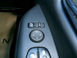 電動格納式ミラーなので、対向車などとのすれ違い時にも便利です。