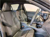 【コックピットシート】BMW車の主役席。車体中央にくる様に配置し車両重心とが一致する事でドライバーと車との一体感あるドライビングを実現。人間工学に基づき形成した形状が長時間のドライブ疲労も軽減します!